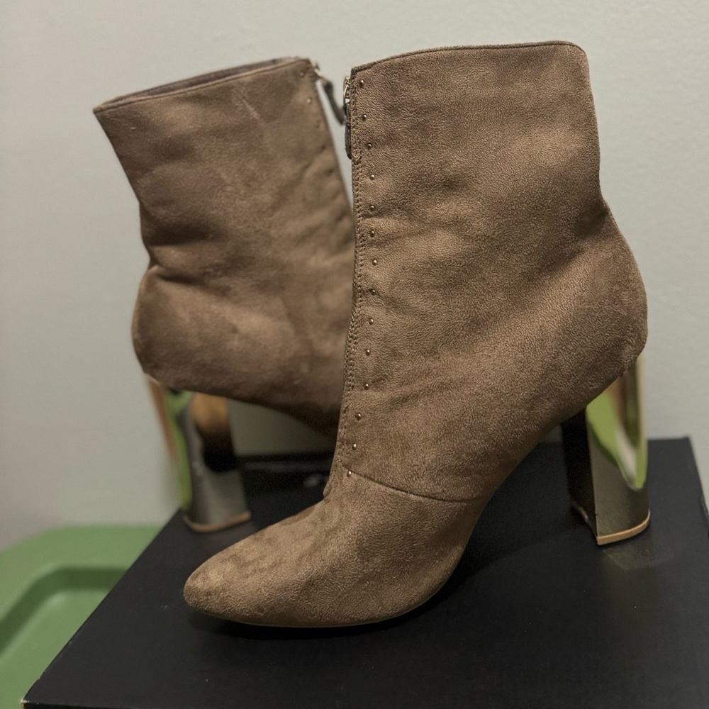 Pointed Toe Ankle Boots
Tan 
Mirror Gold Heel 
Size 10
